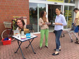 unsere Kandidatin im Straßenwahlkampf, hier vor dem Edeka Markt Steiner in Osterwick Anfang August