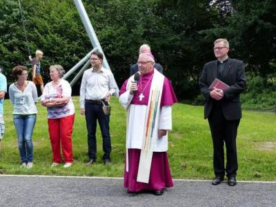 Einweihung des Dorfparks in Osterwick durch Weihbischof Geerlings und Pastor Holtmann am 14. 8 (Foto: AZ)