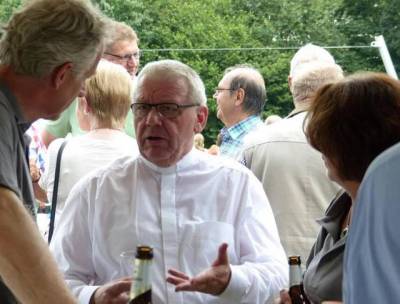 Einweihung Dorfpark Osterwick:
Dorothea Roters und Alfred Eimers im Gespräch mit Weihbischof Geerlings (Foto: AZ)