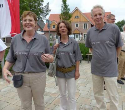 Einweihung Dorfpark Osterwick:
Dorothea Roters und das Wahlkampfteam in gerade frisch eingetroffenen Poloshirts.
Zeit für eine neue Zeit und Team Dorothea ist auf den Hemden zu lesen und macht uns kenntlich, besser wahrnehmbar und vor allem gerne ansprechbar. (Foto: AZ)