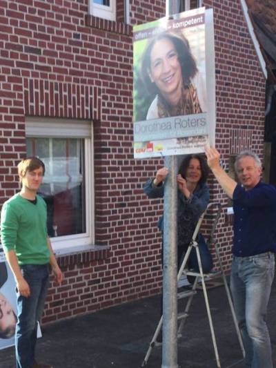 Das Team beim Aufhängen der Plakate