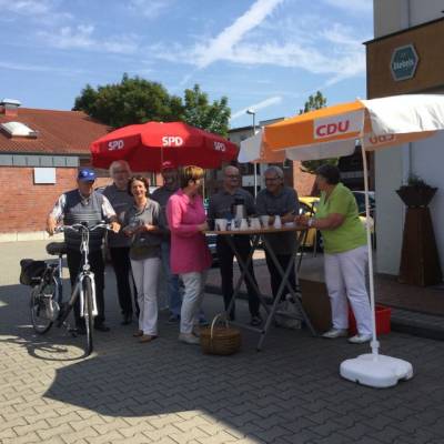 Auch das gibt es: für das gemeinsame Ziel, die Werbung für unsere Kandidatin Dorothea Roters zur Rosendahler Bürgermeisterin, stehen wir vereint zusammen. Hier in Holtwick am Samstag, dem 22. August.
