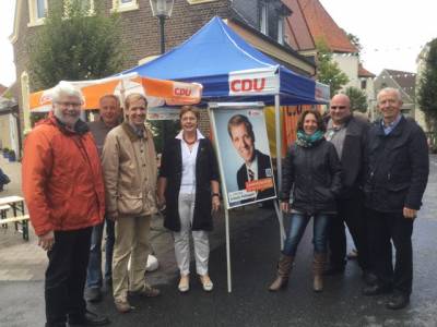 Nachmittags kam unser Landratskandidat Dr. Christian Schulze Pellengahr. Der Tag war wieder eine schöne Gelegenheit für unsere beiden Kandidaten, um mit Rosendahler Bürgern ins Gespräch zu kommen. Das Wetter spielte einigermaßen mit, so dass der Stoppelmarkt auch dieses Mal wieder ein guter Erfolg für Darfeld war.