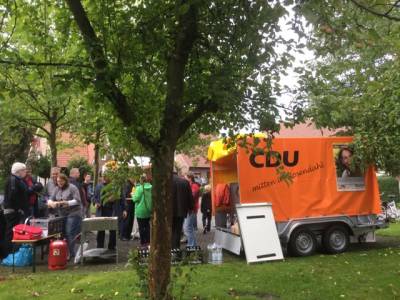 im Gespräch mit unseren Bürgerinnen und Bürgern bei einer Bratwurst in der Vredestraße in Osterwick am Montag Abend, dem 7. September