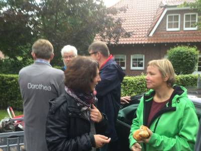 Dorothea Roters im Gespräch : Die Beteiligung an unserer Grillaktion vor Ort ist erfreulich, viele nehmen die Gelegenheit für einen Informationsaustausch wahr.