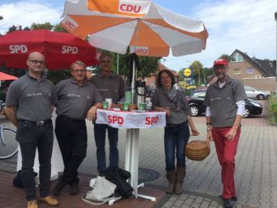 Samstag vor der Wahl: das Team in Holtwick zusammen mit Dorothea Roters - und hier unterstützt von der SPD. Zusammen mit der FDP haben wir uns für unsere Kandidatin zu einer großen Koalition aufgestellt. 