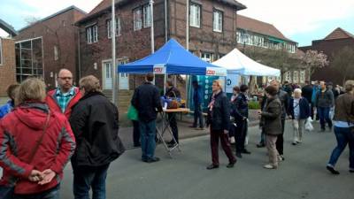 Frühlingsgefühle in Osterwick:
Viel Sonne, kaum Wolken und eine Menge gutgelaunter Menschen. Mehr Frühling ging eigentlich gar nicht beim heutigen Frühlingsfest in Osterwick. Von uns gab es dann noch für jeden einen leckeren Apfel dazu - so macht der Frühling Lust auf mehr. Damit war das heutige Frühlingsfest ein absoluter Erfolg. Wir haben uns gefreut, dabei gewesen zu sein und werden die Anregungen, die Sie uns mitgeben haben, gerne für Sie weitertragen.