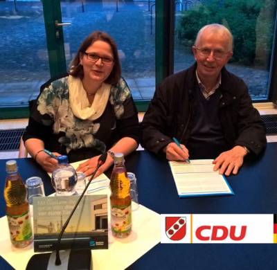Glasfaservernetzung für schnelles Internet auch in den beiden Orten Darfeld und Osterwick.
Alexandra Fehmer und Leo Hemker unterschreiben ihre Verträge.