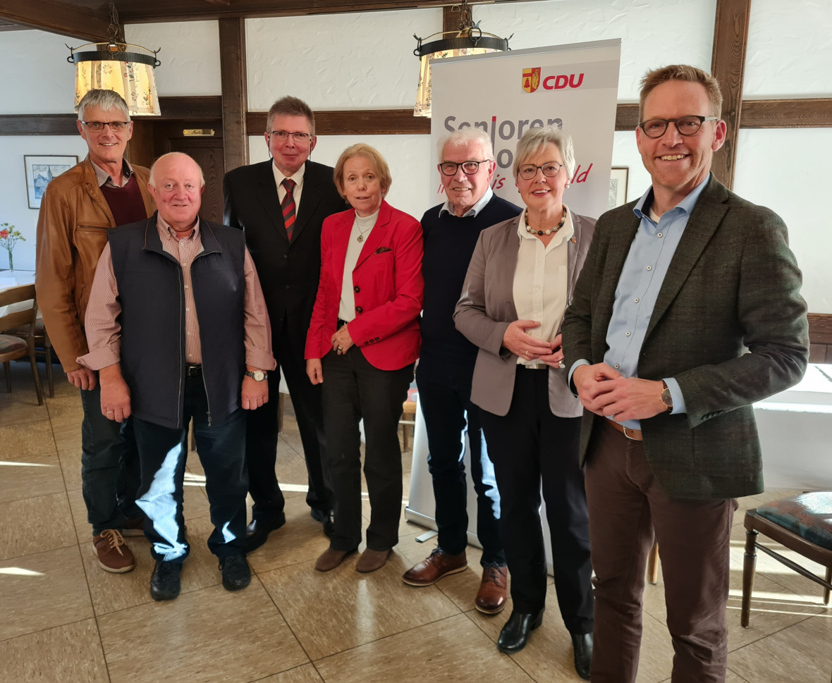 Der neue Vorstand: v.l.n.r. Ludger Tendahl (Beis.) Hubert Weeling (Beis.), Georg Meyering (Vors.), Annegret Platz (Stv. Vors.), Karl Hner (Beis.), Anneliese Haselkamp (CDU-Gemeindeverbandsvors.), Marc Henrichmann (MdB u. CDU-Kreisvorsitzender)  Auf dem