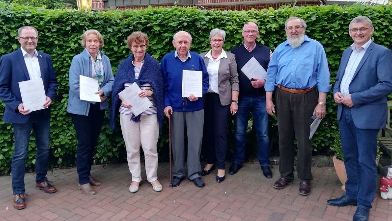 ber die Ehrung freuten sich: (v.l.) Guido Lembeck, Annegret Palz, Christa Haler, Hermann Fischer, Vorsitzende Anneliese Haselkamp, Paul Niehues, Wilhelm Lpping und Wilhelm Kort MdL