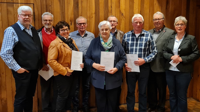 v.l.: Hubertus Sller, Johannes Bomkamp, Maria Deitert, Norbert Sendfeld, Marlies Hoffmann, Alfons Deitert, Martin Weuler, Norbert Hoffmann, Anneliese Haselkamp
