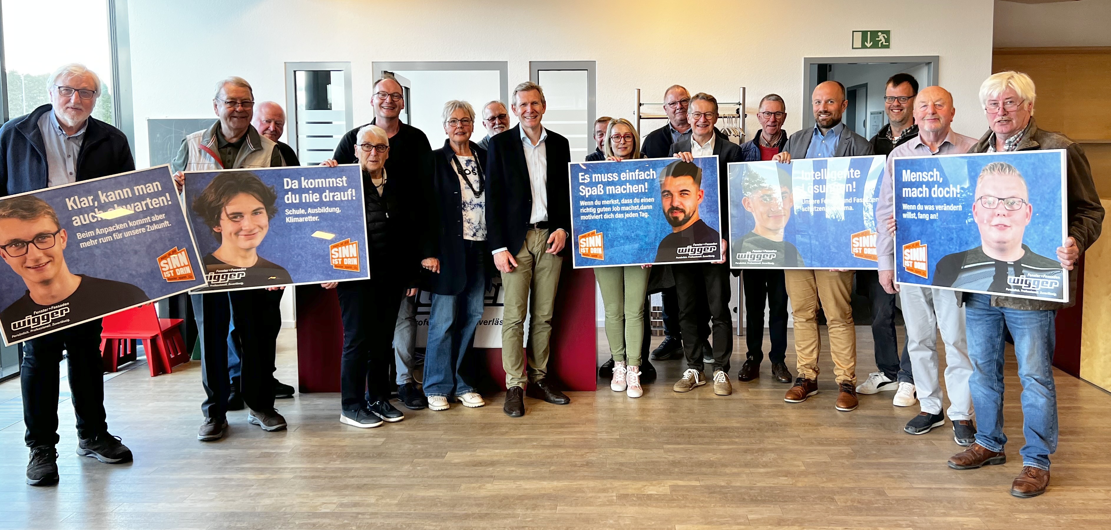Wigger Fenster + Fassaden zeichnet sich durch eine moderne Ausbildungsoffensive aus, wie die Gste von CDA Coesfeld und CDU Rosendahl begeistert mit Werbemitteln demonstrierten. Mit im Bild die Geschftsfhrer Bruno Wigger und Lukas Winkelmann.  
Foto: